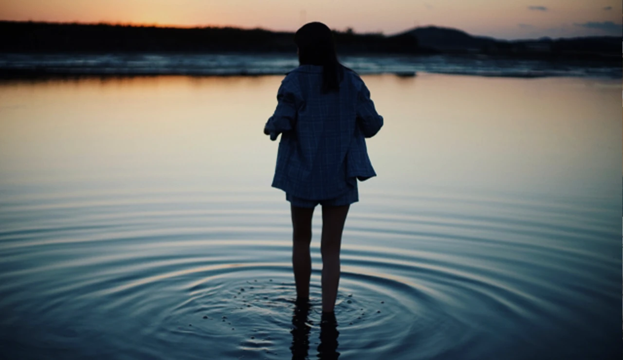 【関西厳選心霊スポット】タクシー怪談発祥の地|京都市北区『深泥ヶ池』 池に入る女性の写真